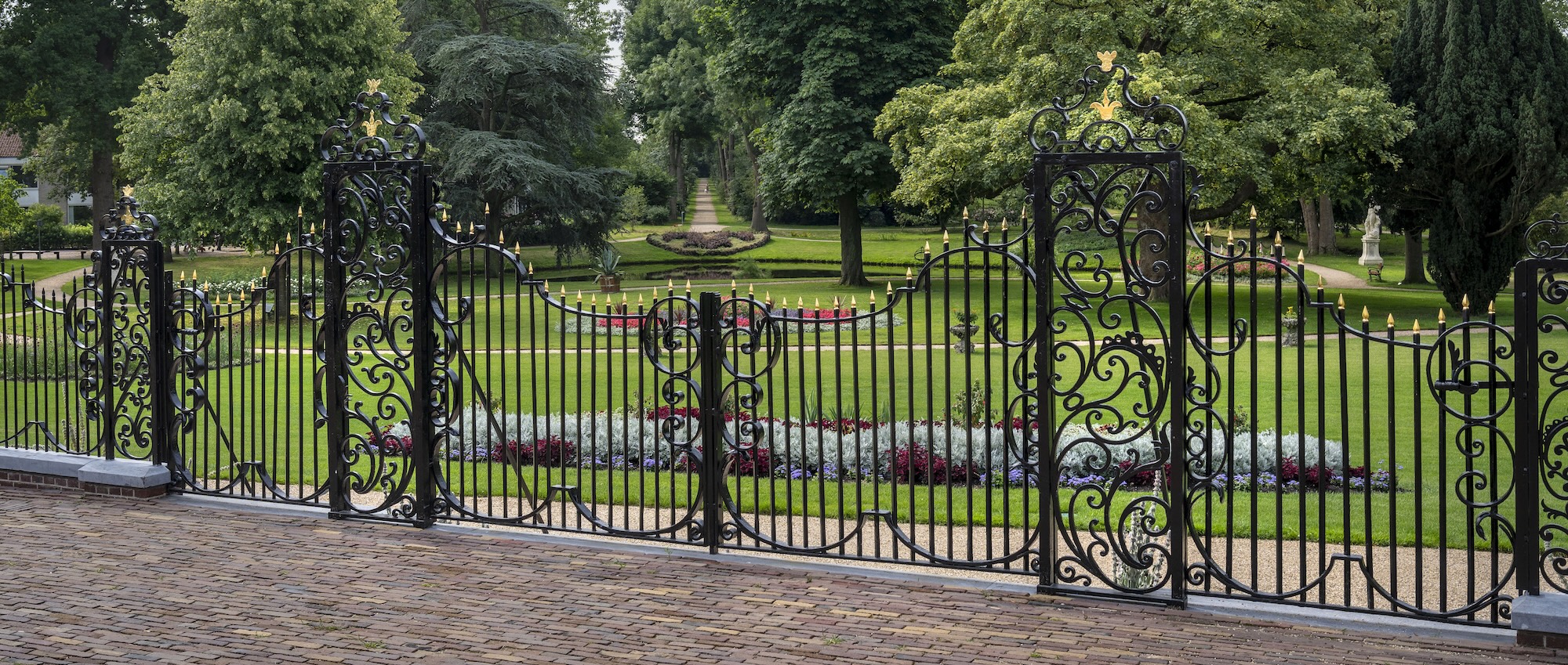 Zwart met goud hek, bewerkt